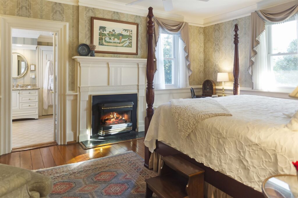 Arrowhead Inn Reviews 8 Lipscomb Room Bed to Fireplace