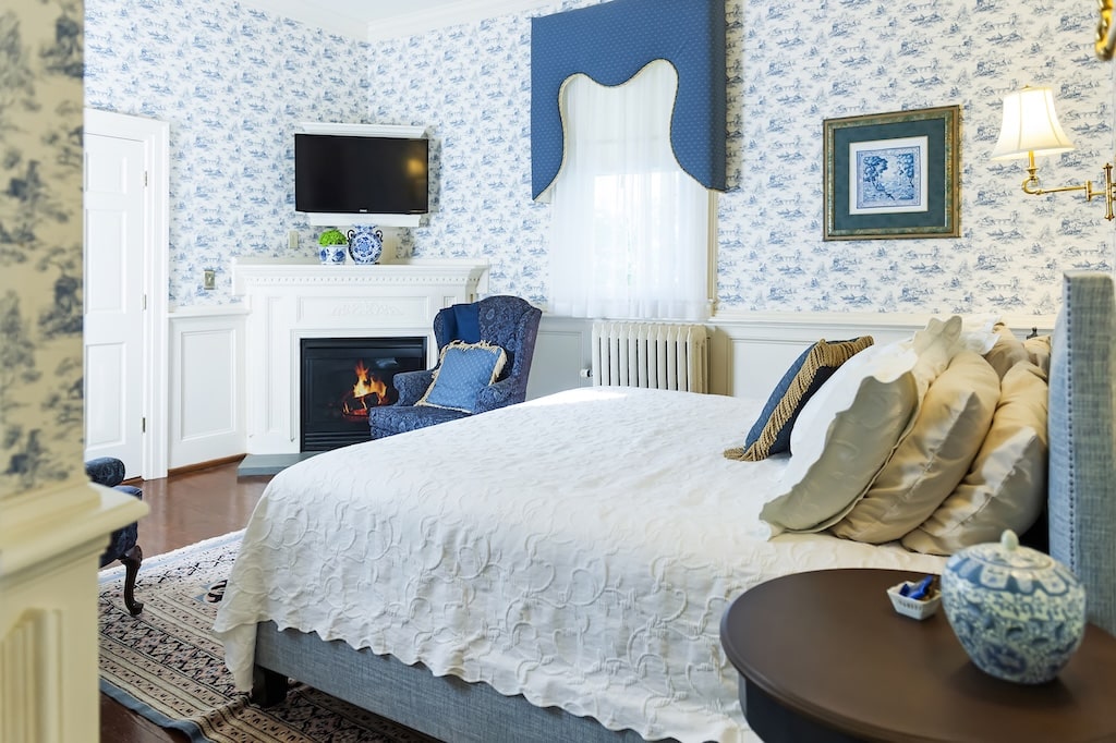 The Best Places to Eat in Durham, NC 8 The best Bed and Breakfast in Durham, NC, bedroom with blue and white accents