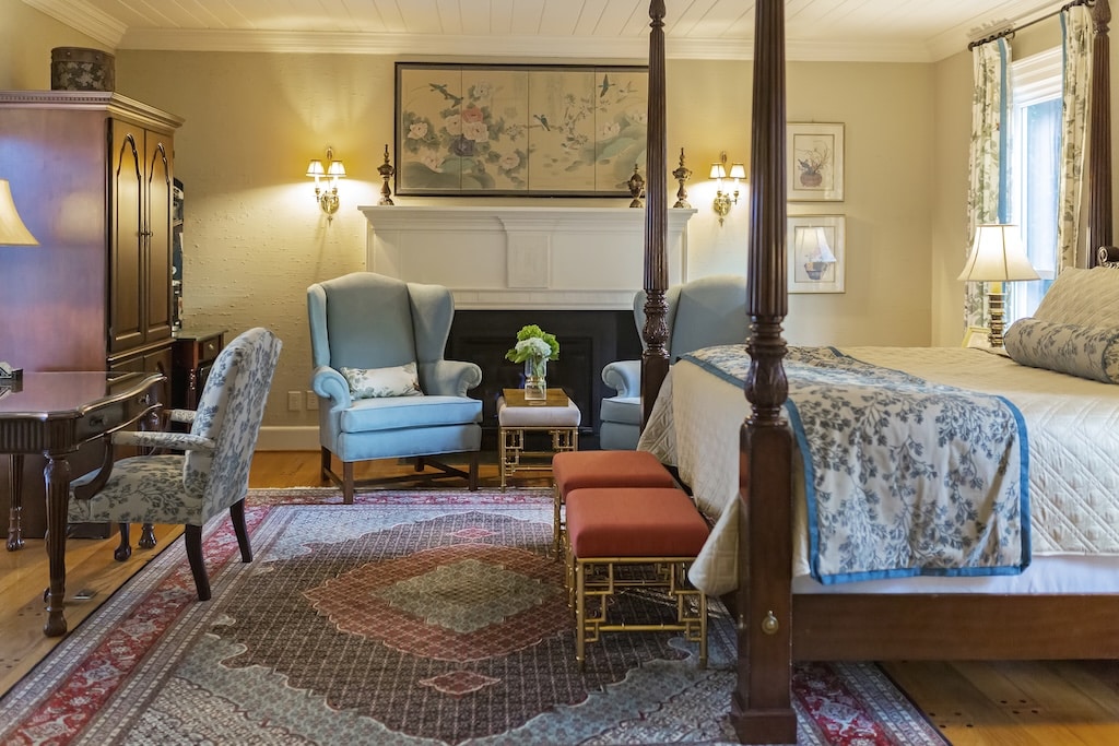 Experience our boutique hotel in Durham. One of our guest suites featuring a four poster bed and furnishings.