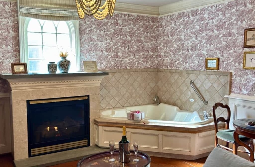 Private garden cottage for romantic getaways in Durham, NC